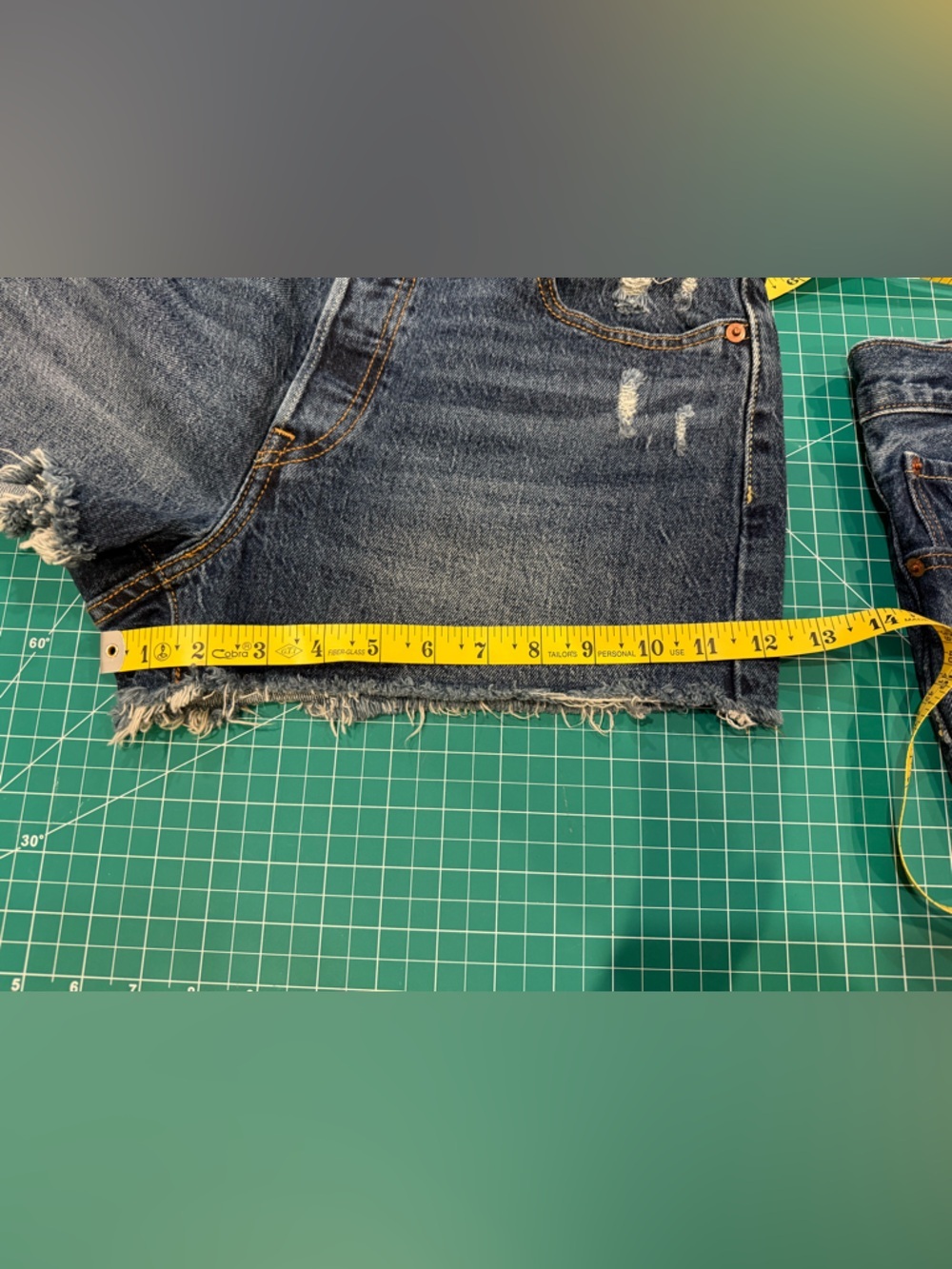 Levi’s 501 Distressed Cutoff Denim Shorts Women’s Size W29 High Rise Frayed Hem - Picture 9 of 11